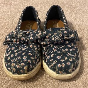 Tiny toms. T8. Floral. Navy. Great condition.